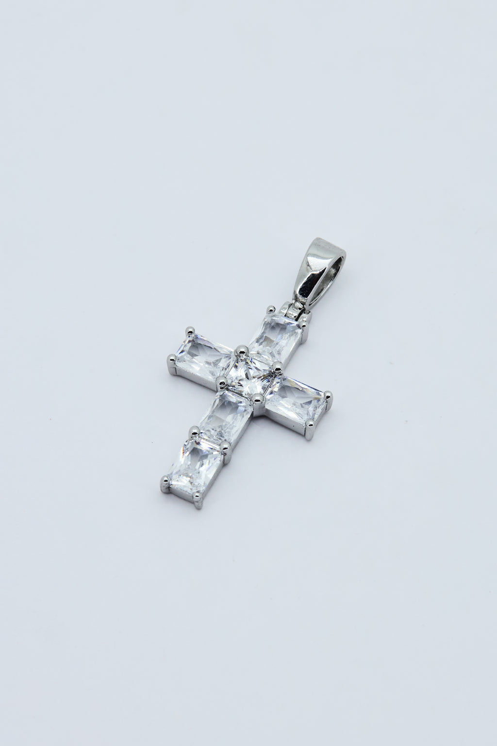 LUCENT CROSS PENDANT