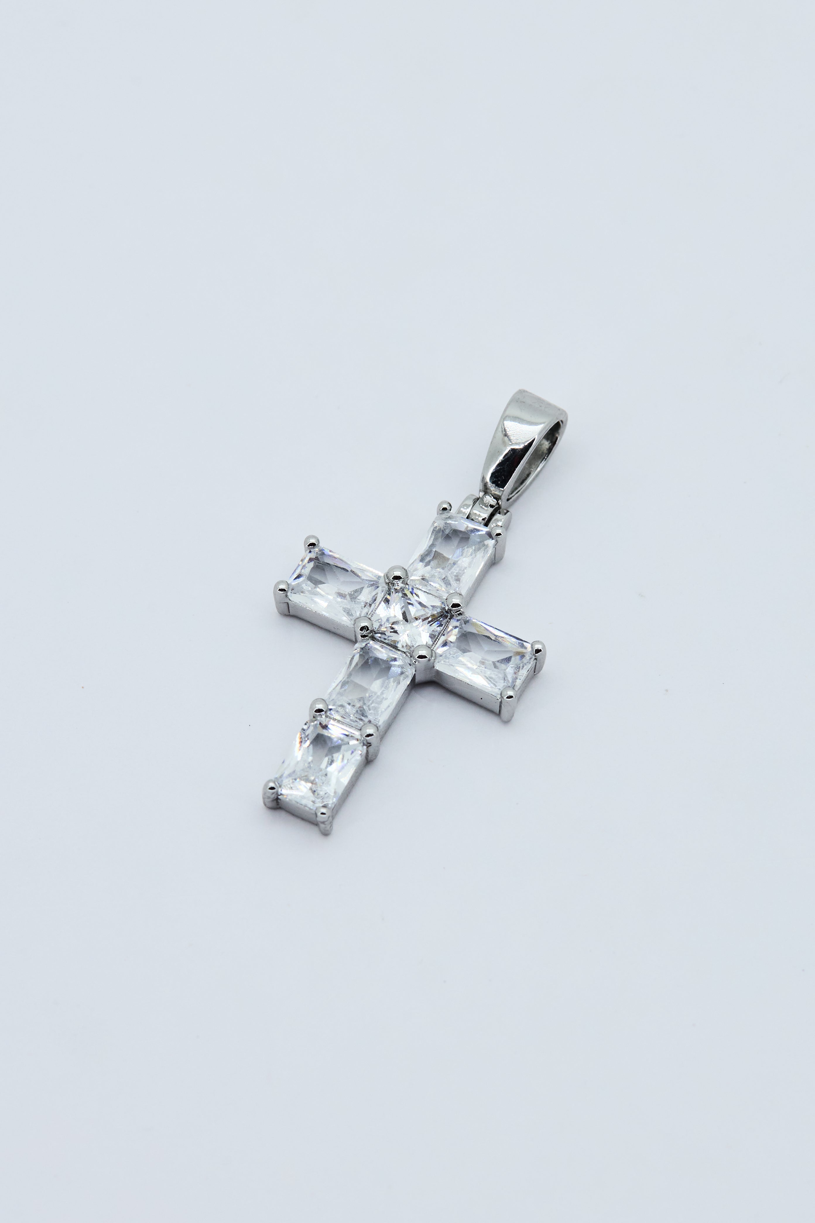 LUCENT CROSS PENDANT