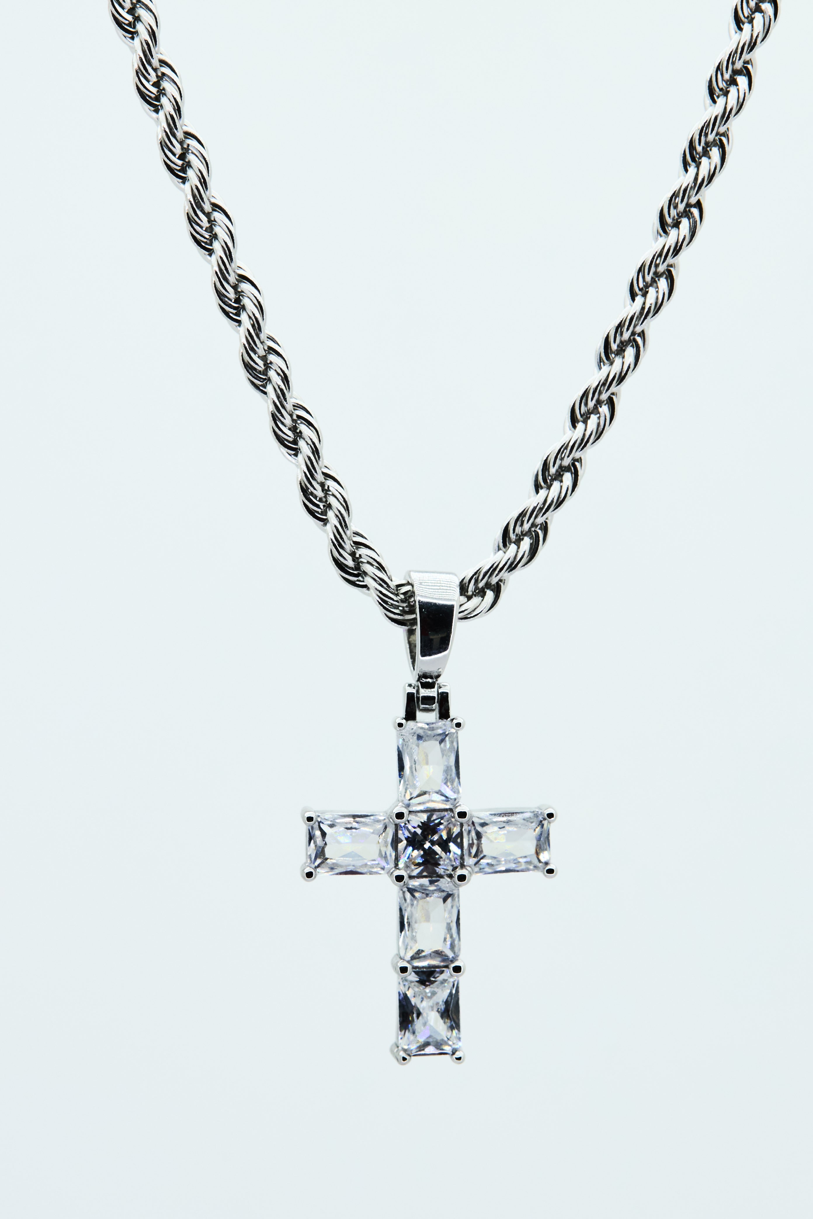 LUCENT CROSS PENDANT